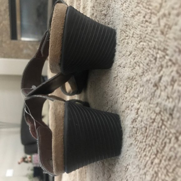 Size 8 tan Nicole sandals. - Picture 4 of 5